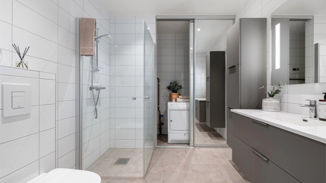 Delikat, flislagt bad med gulvvarme og opplegg for vaskemaskin.