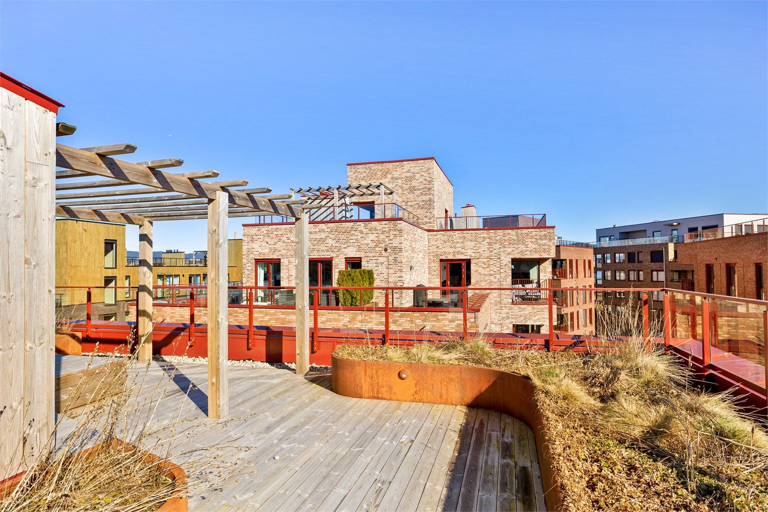 Sameiet har totalt fire felles takterrasser med både utekjøkken, separat toalett og utsikt.