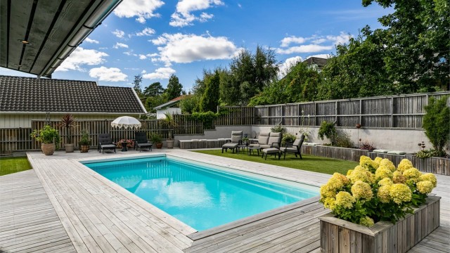 Varmepumpe holder bassengvannet i ca. 28–30 grader gjennom hele badesesongen, normalt fra mai til september.