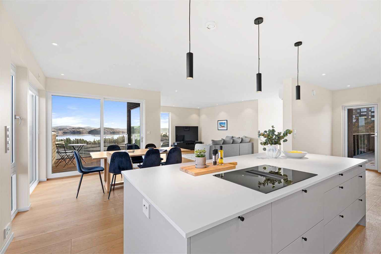 Omtrent hele 2. etasje vender mot den flotte utsikten og her får du flotte material- og fargevalg. 