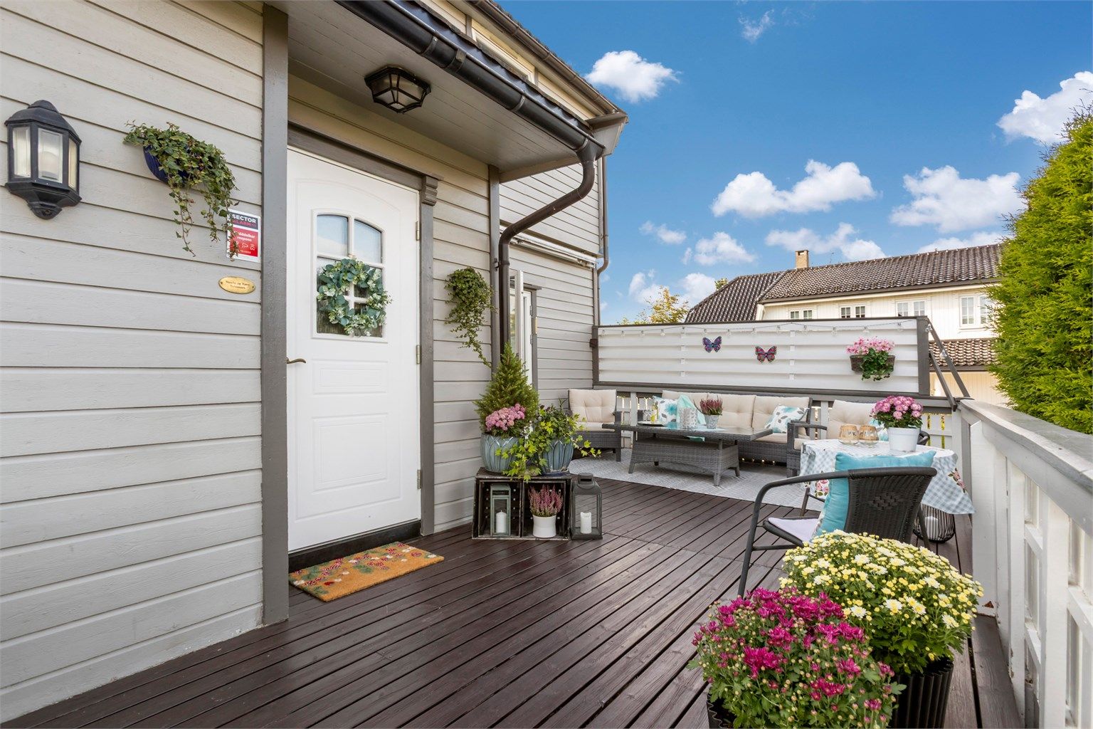 Inngangspartiet med stor terrasse med god plass til utemøblement. 