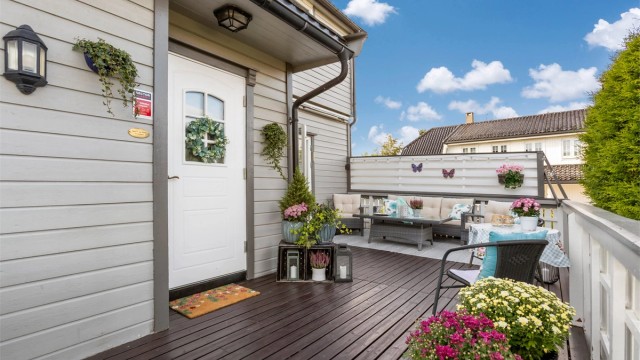 Inngangspartiet med stor terrasse med god plass til utemøblement.