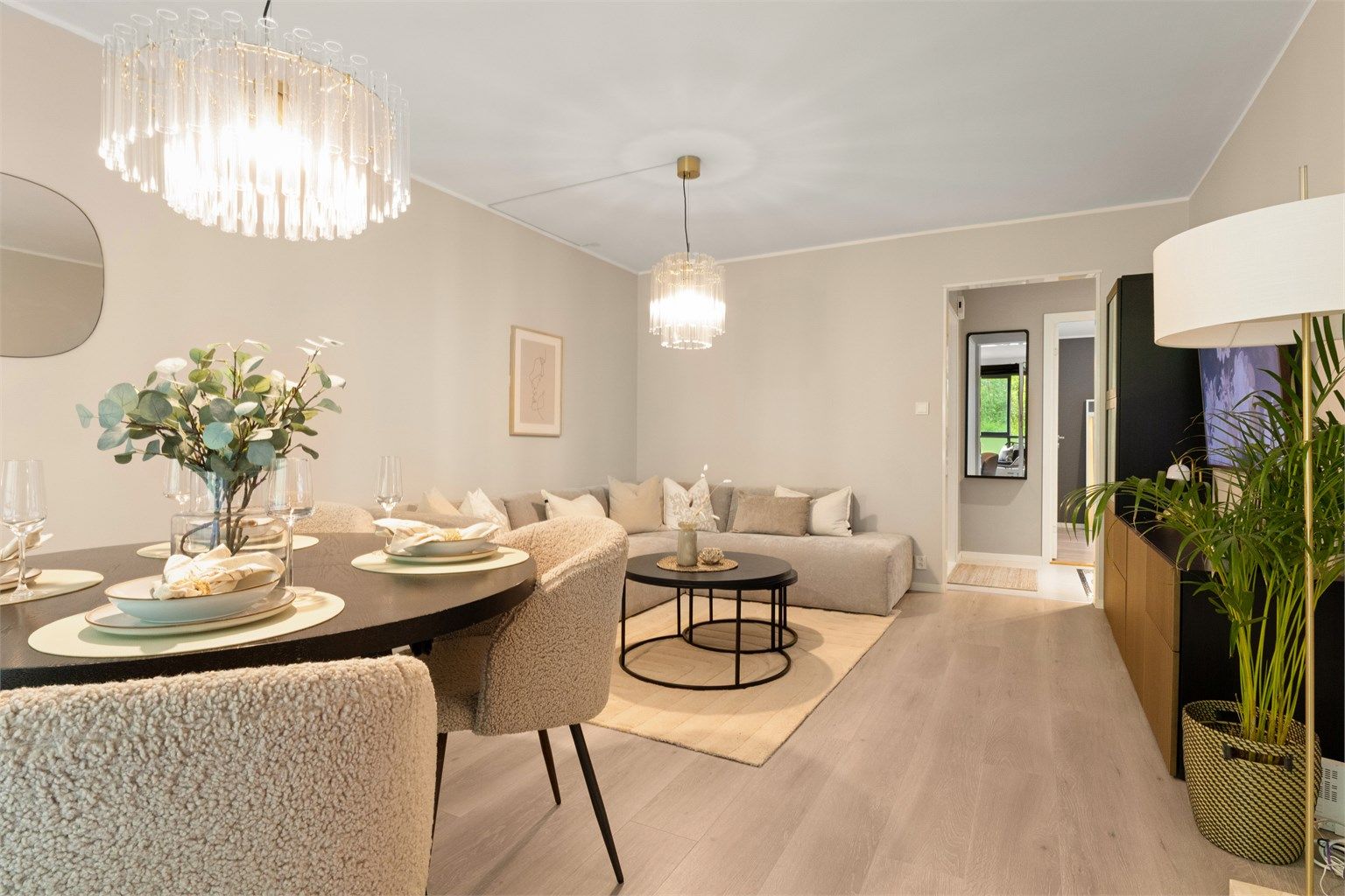 Stor og lys stue med plass til en stor sofa og spisebord. 