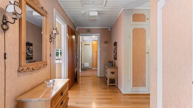 Garderobeskap i gangen gir gode oppbevaringsmuligheter.