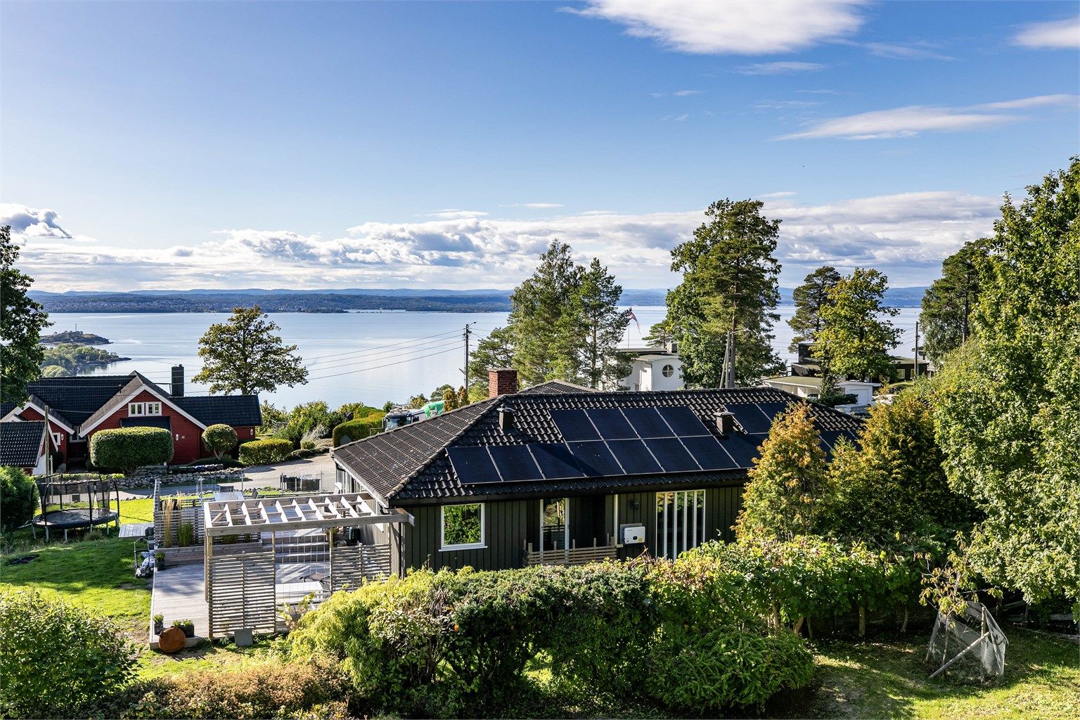 Dette bildet er tatt i en høyde som viser mulig utsikt fra en eventuell påbygget andre etasje.