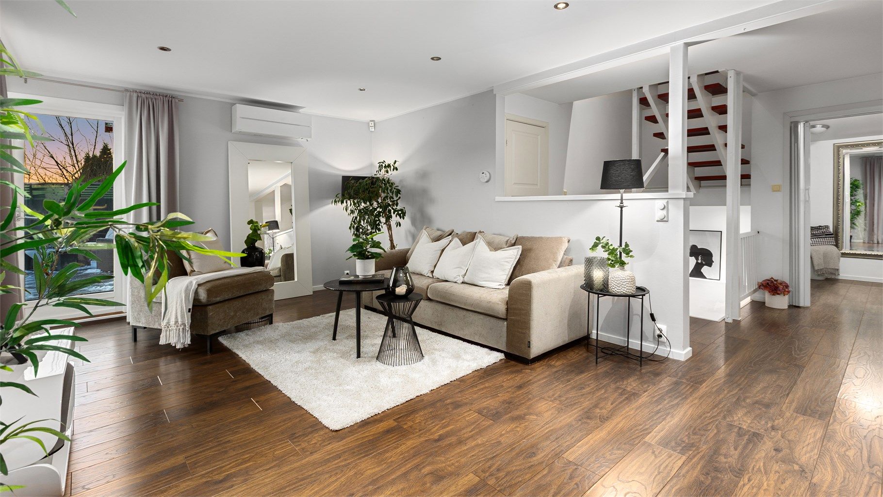 Stuen har god plass til sofaløsning med tilhørende møblementer og tv-seksjon