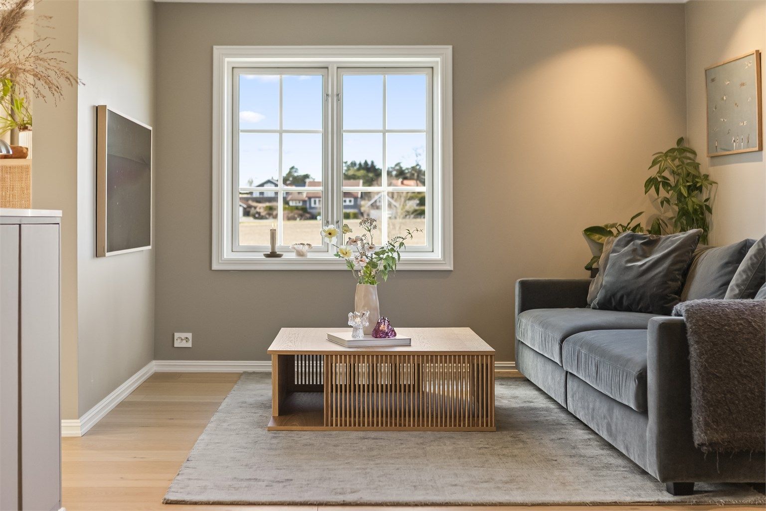 Vinduene i stuen er fra 2010 og har 2-lags isolerglass.