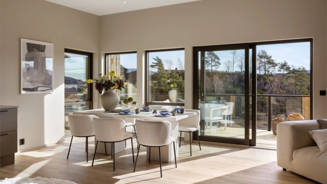 Rålekker og nyoppført stor halvpart av funkis tomannsbolig med hybel. Sentralt i Kleppestø. Bilder er tatt fra Holmedalen 65B, kvalitetene er de samme bare speilvendt løsning.