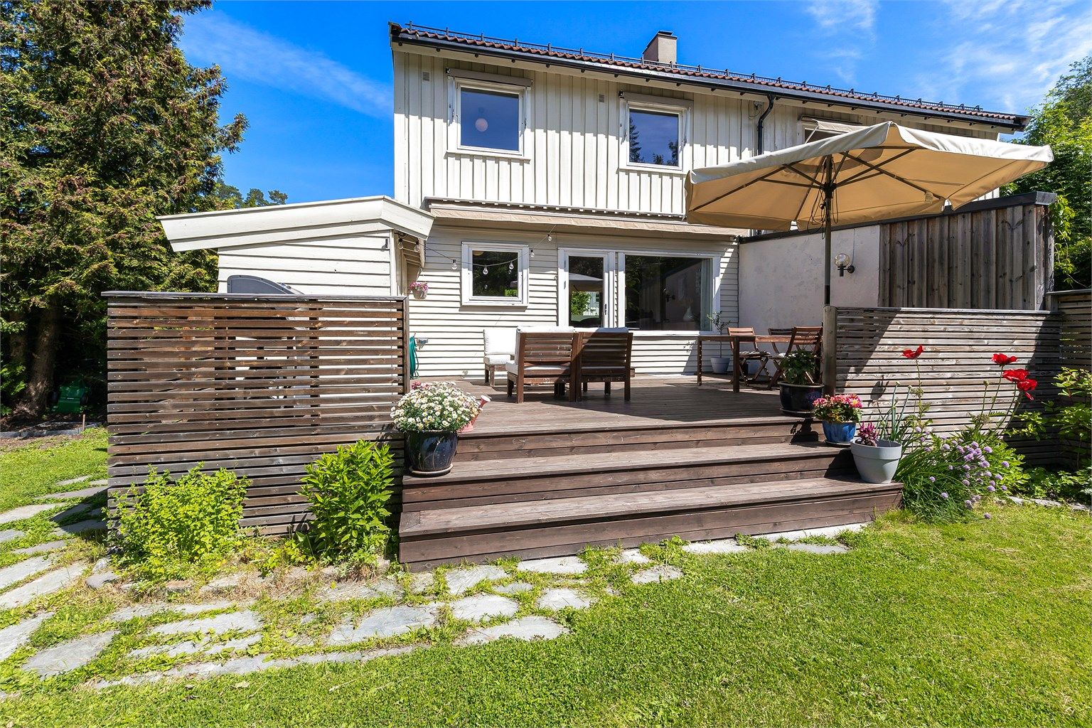 Terrasse på 33 m2. Terrasse i trekonstruksjoner med rekkverk av tre. Gulvoverflater belagt med terrassebord. Terrassen har utebelysning, markise, og utvendig stikkontakt. Terrasse har en utvendig bod på 7 m2.