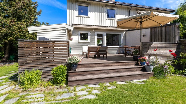Terrasse på 33 m2. Terrasse i trekonstruksjoner med rekkverk av tre. Gulvoverflater belagt med terrassebord. Terrassen har utebelysning, markise, og utvendig stikkontakt. Terrasse har en utvendig bod på 7 m2.