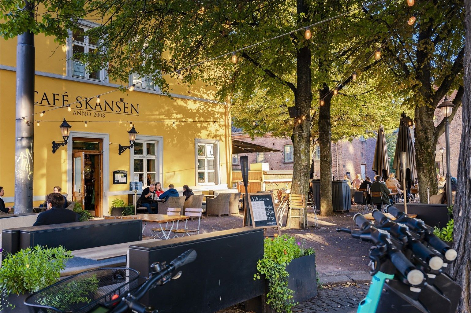 Nærområdet byr på alt man måtte ønske av kaféer, restauranter, kulturtilbud, sjø og park. 