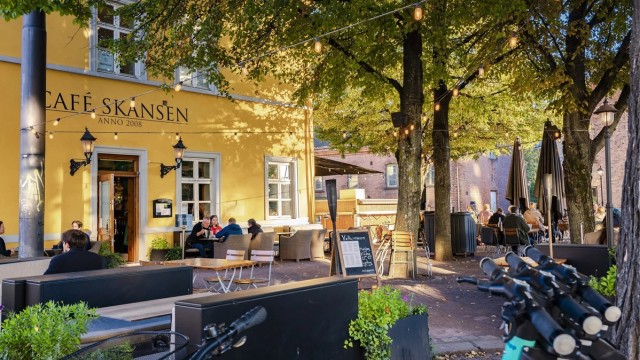 Nærområdet byr på alt man måtte ønske av kaféer, restauranter, kulturtilbud, sjø og park.