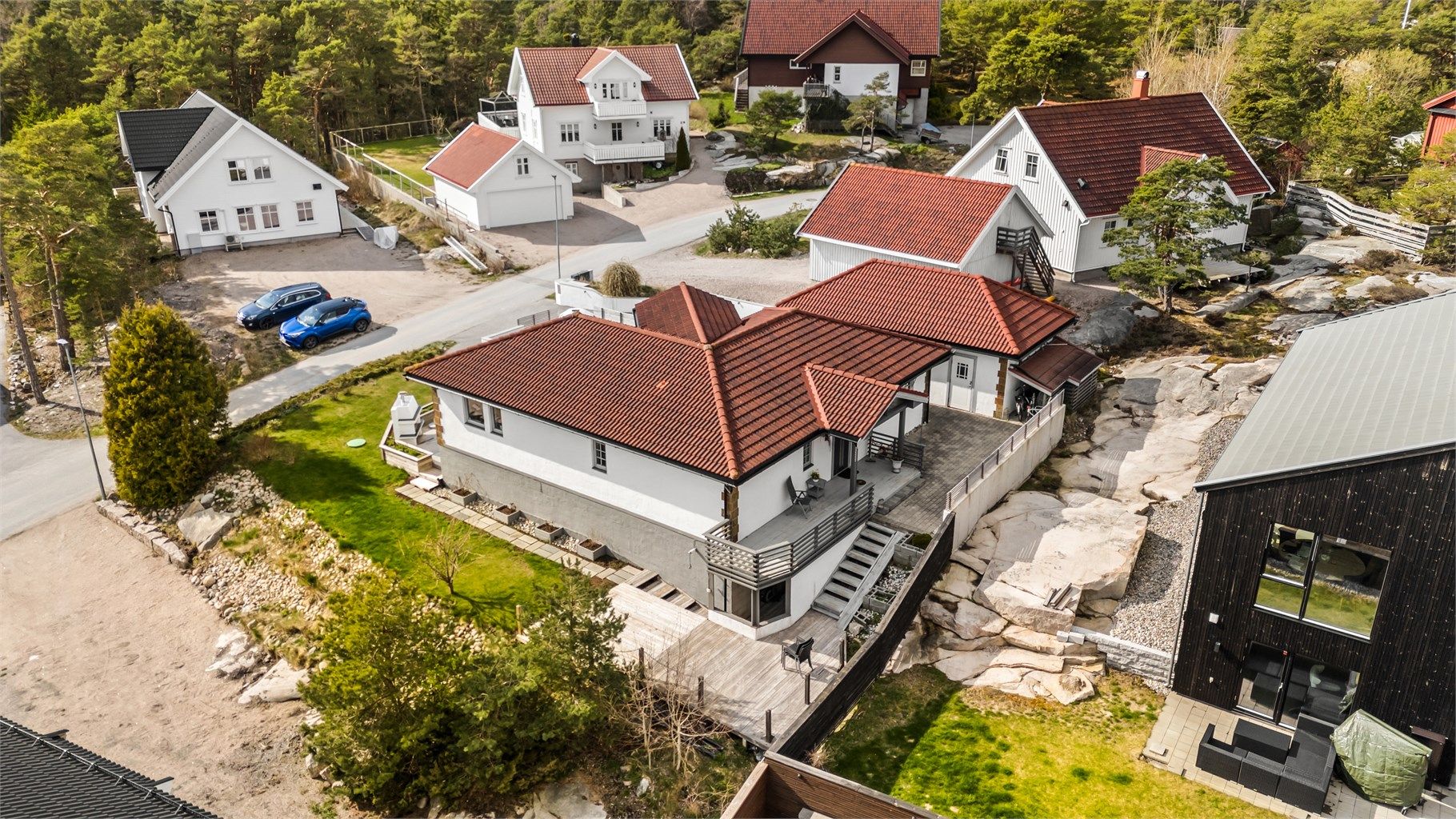 Med plattinger og terrasser rundt alle yttersider kan du fritt velge hvor du vil sitte ute.