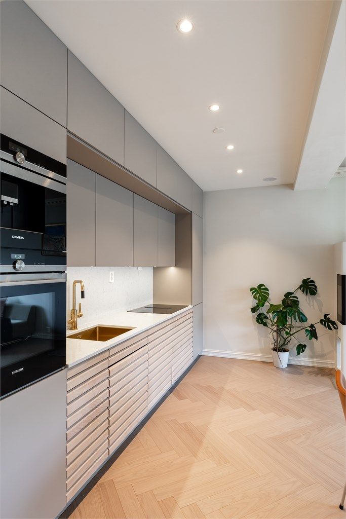 Kjøkkenet er flyttet ut i stuen og ny kjøkkeninnredning fra HTH med integrert teknisk utstyr etablert.