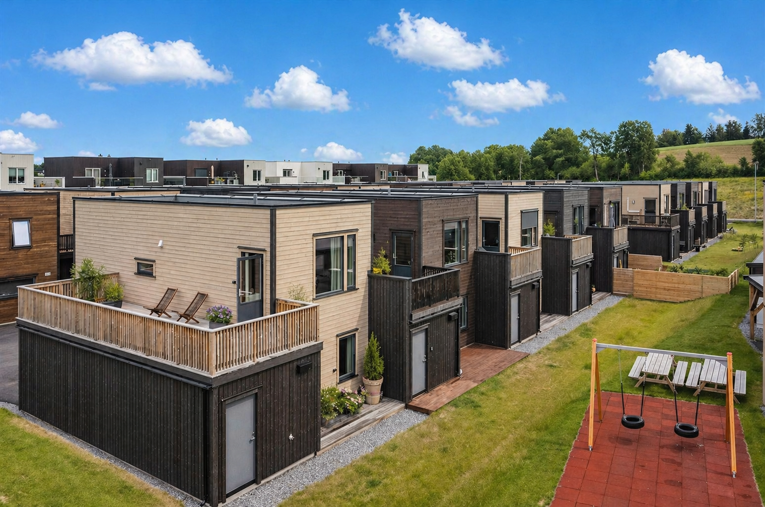 Boligen er en en ende med solrike uteplasser og familievennlig beliggenhet. (Bilde er oppdatert via AI og det kan forekomme ulikheter fra dagens stand) 