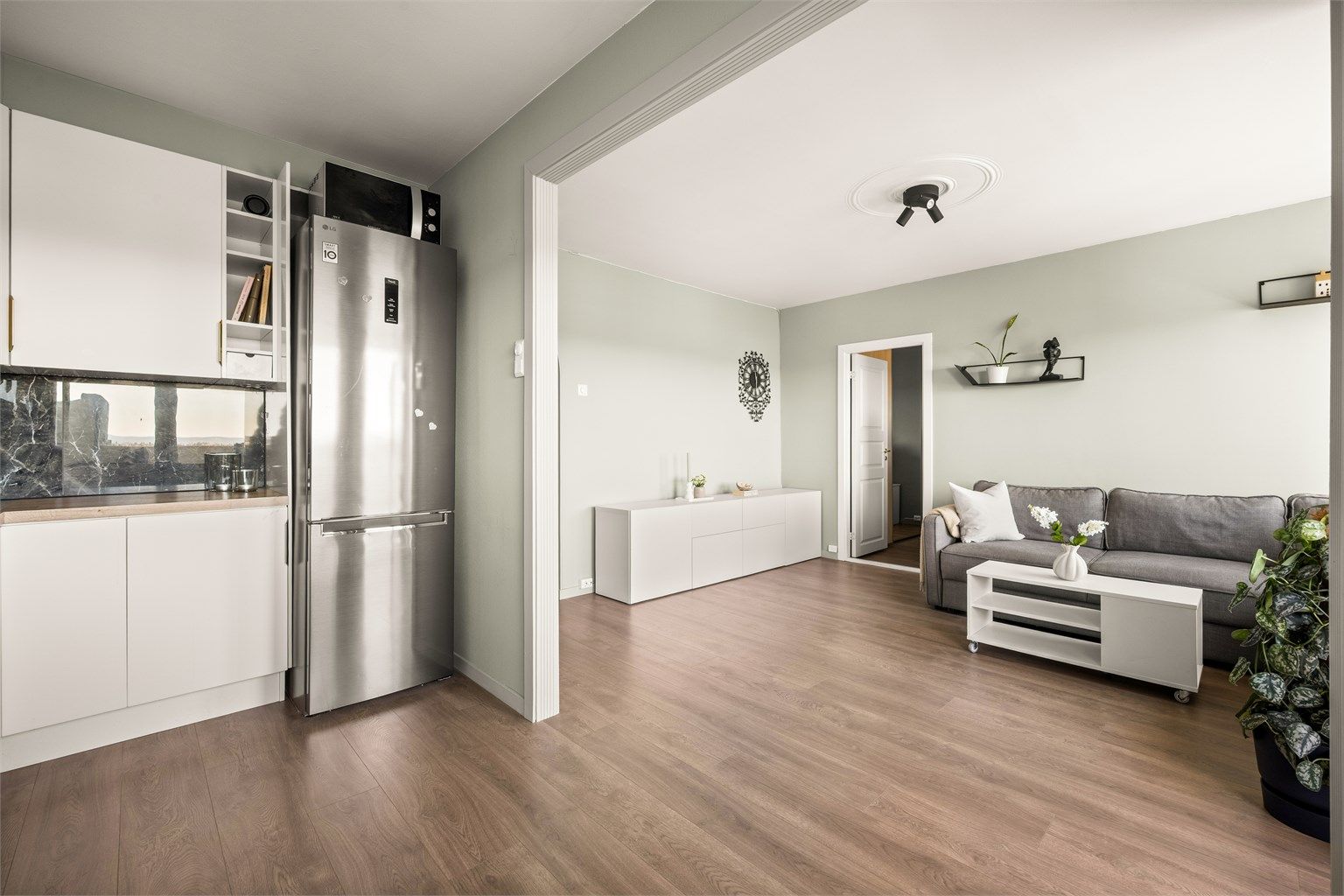 Fin overgang mellom kjøkken og stue som gir en romslig og luftig følelse.