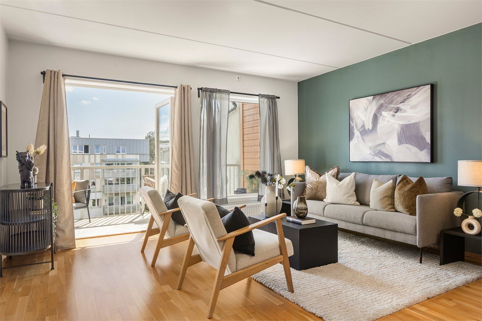 Leiligheten ligger i toppetasjen som er 6. etasje.
Stue med utgang til overbygget og sydvendt stor balkong på 11 kvm.