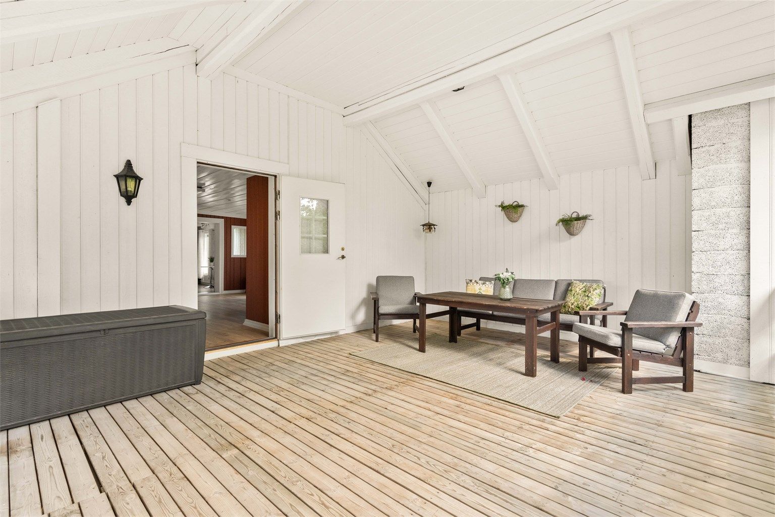 Verandaen er en lun og skjermet uteplass med god plass til sittegruppe.