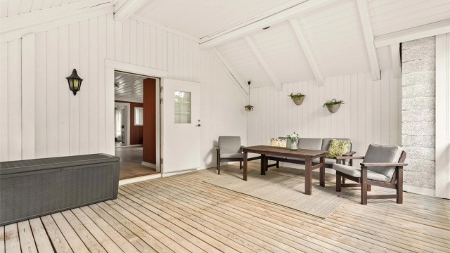 Verandaen er en lun og skjermet uteplass med god plass til sittegruppe.