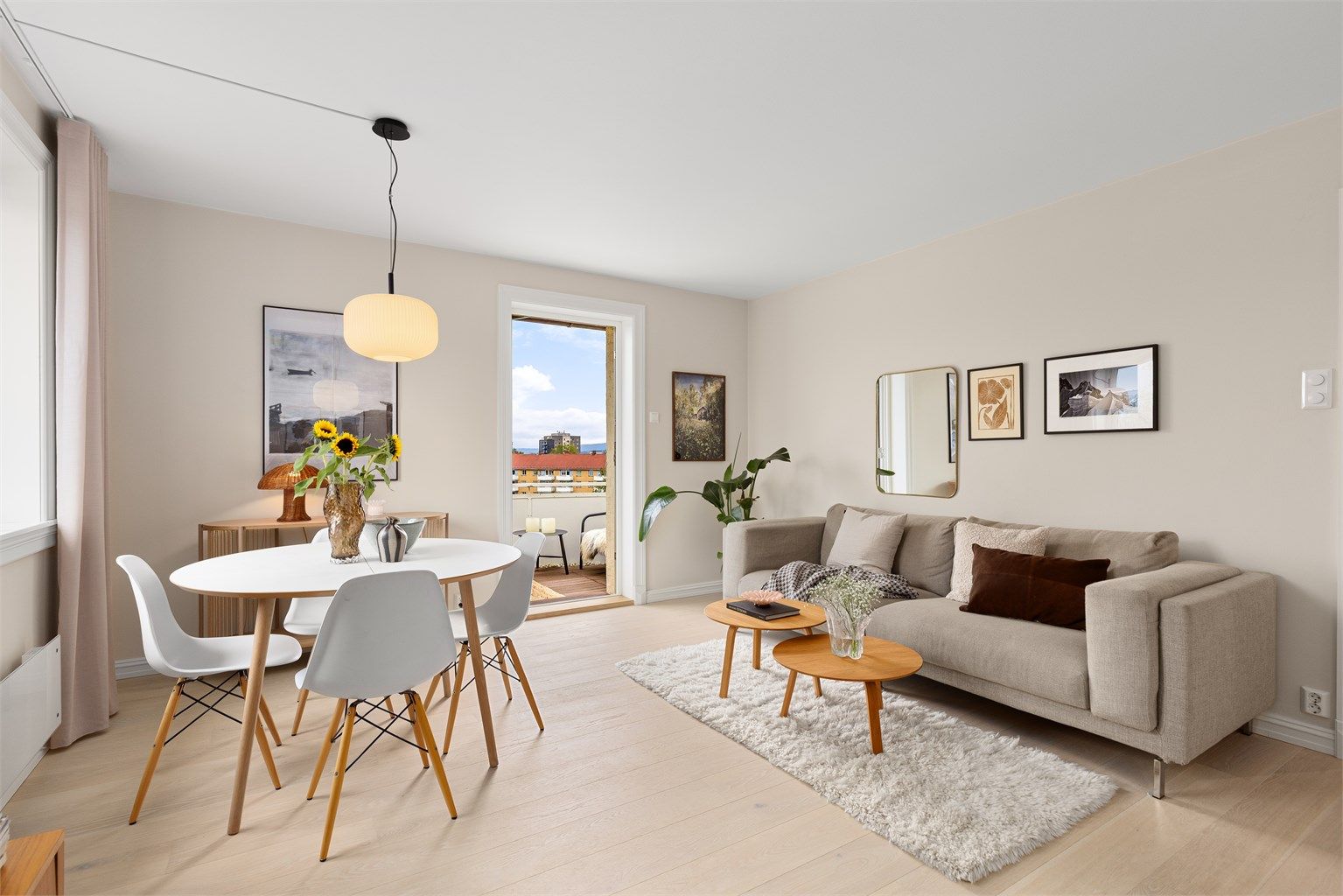 Leiligheten er praktisk, med separat kjøkken og god størrelse på rommene. Fra stuen er det utgang til vestvendt balkong