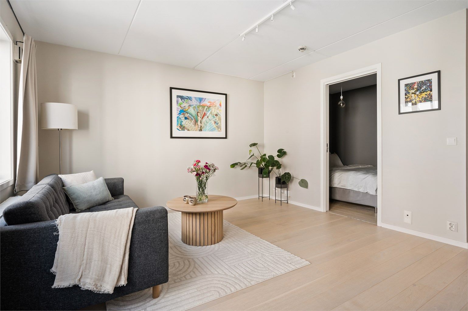 Stuen er romslig med plass for sofa, tilhørende salongbord, tv-seksjon og annet møblement om ønskelig.