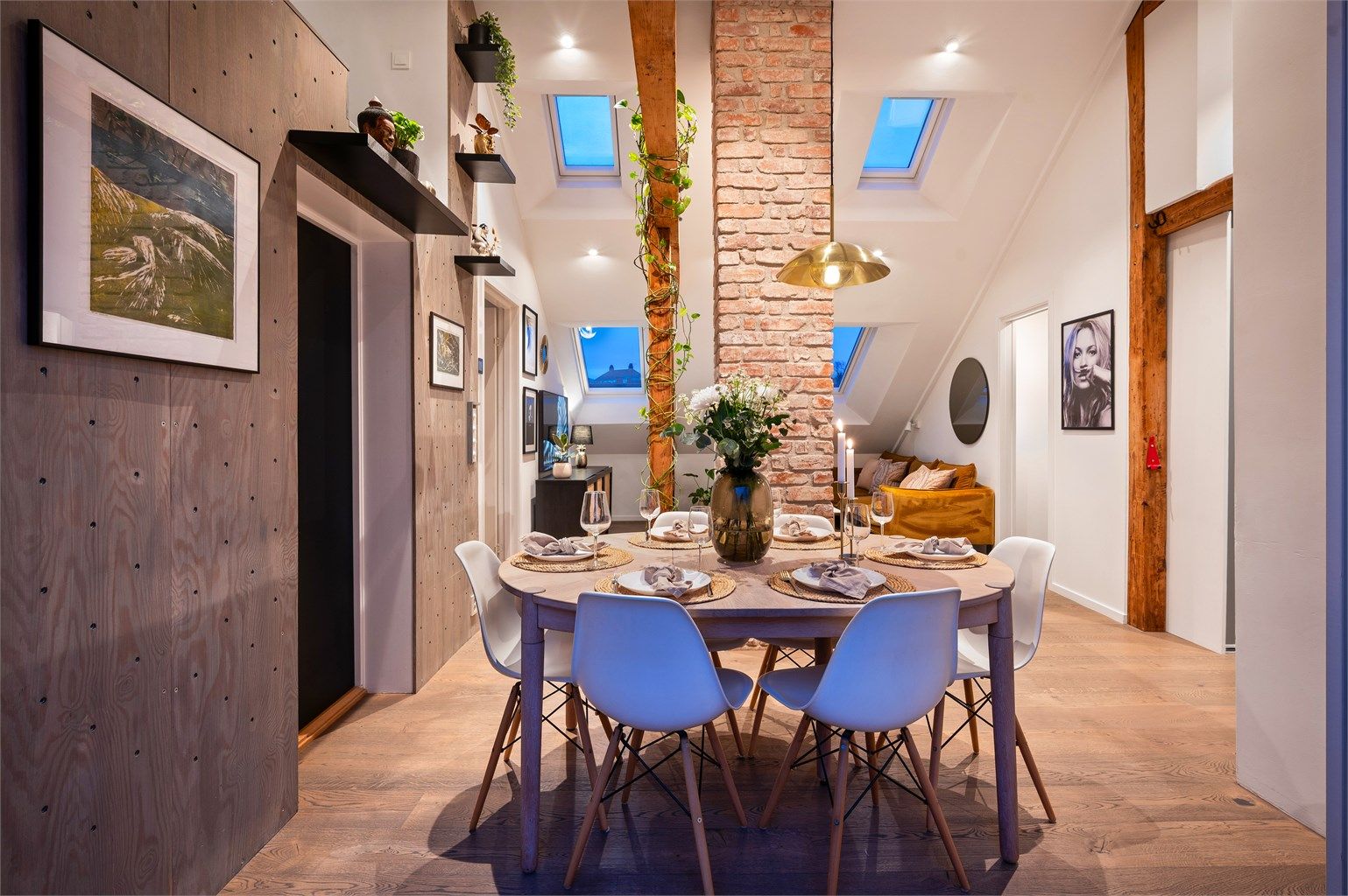 Leiligheten har en meget generøs takhøyde med store vindusflater og unike detaljer. Foto: Peter Futo v/Cool Pics AS.