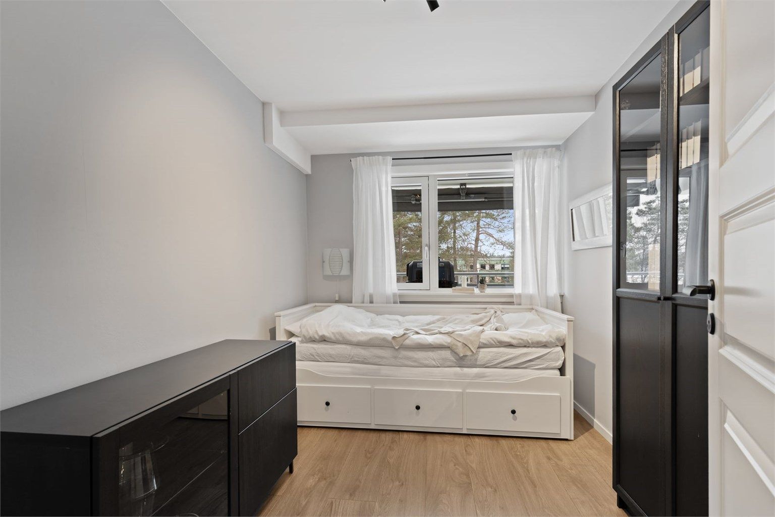 Det andre soverommet egner seg godt som barnerom, gjesterom eller kontor.