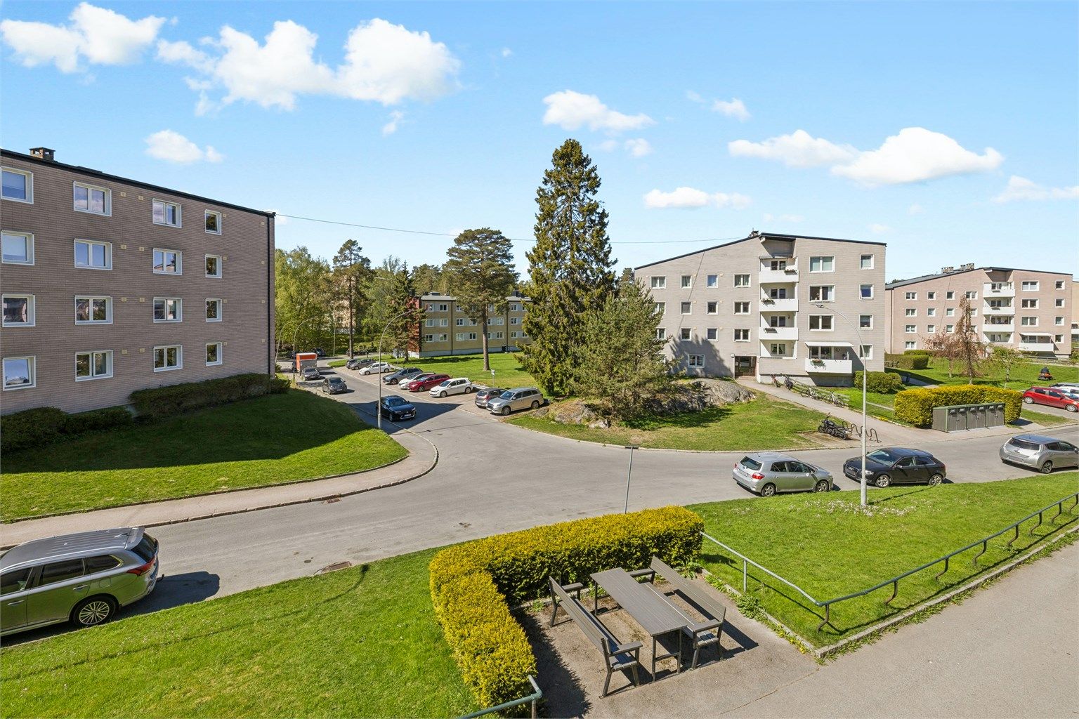 Området er rolig og barnevennlig, med kort vei til både matbutikk og kollektivtransport.