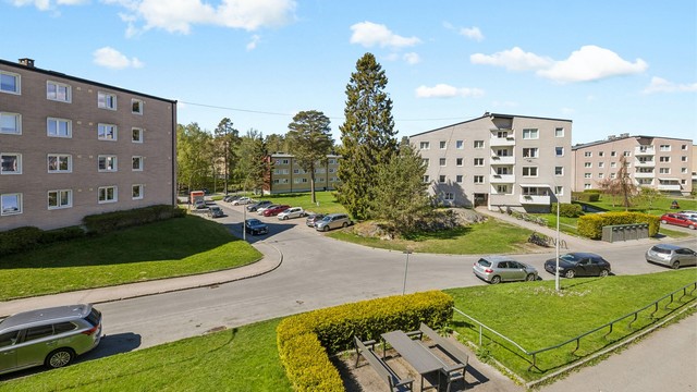 Området er rolig og barnevennlig, med kort vei til både matbutikk og kollektivtransport.