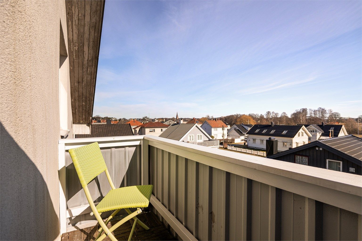 Leiligheten er den eneste i bygget som har balkong på denne siden. Her er det både morgen-/formiddagssolen og 180s graders utsikt.