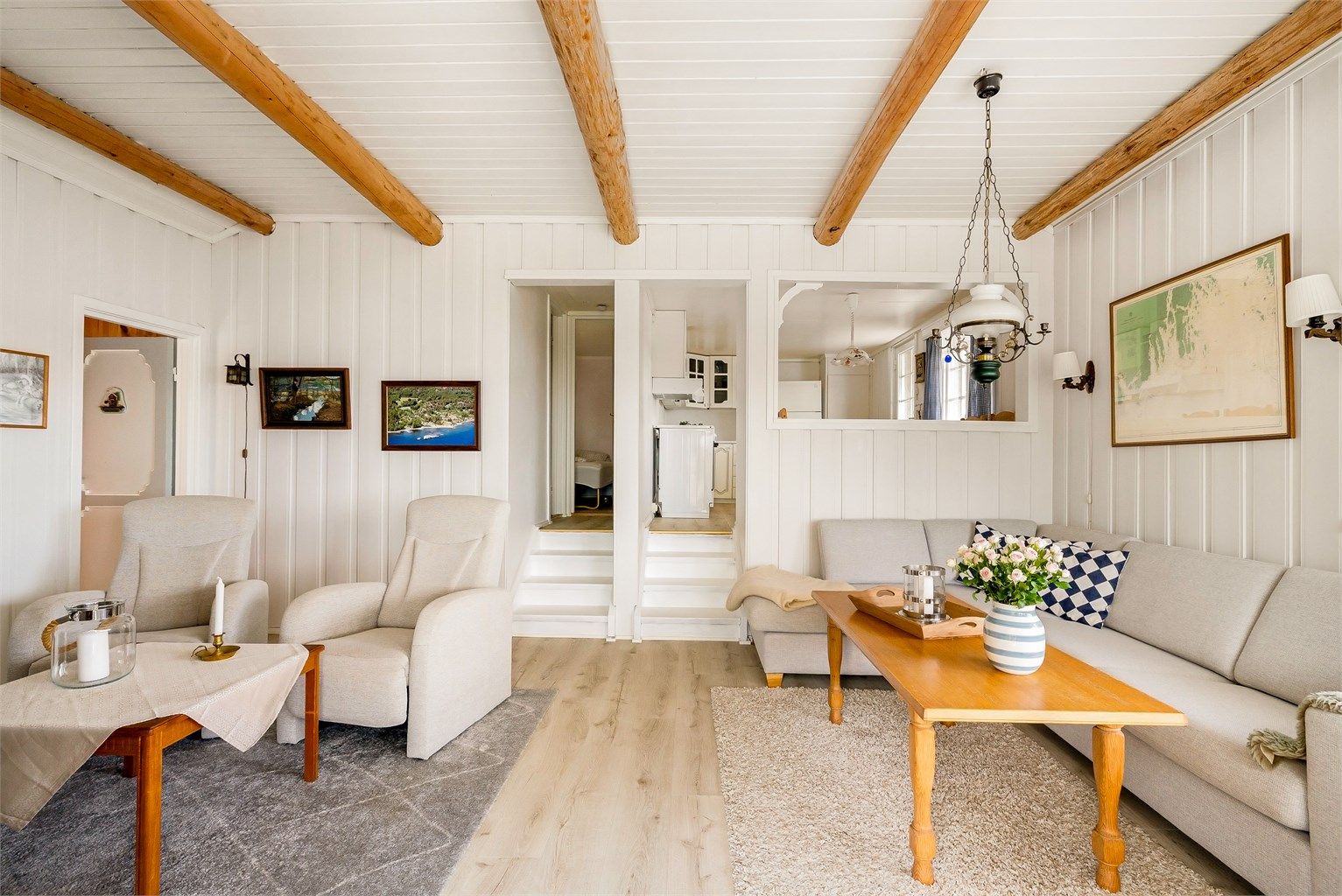 Stuen er alltid et naturlig samlingspunkt og med en god takhøyde på 2,80 meter får du en god romfølelse.