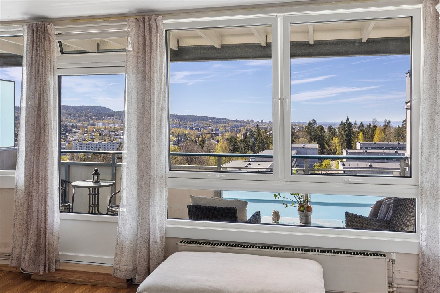 Fra stuevinduene ser du rett ut mot den innbydende balkongen og den åpne utsikten.