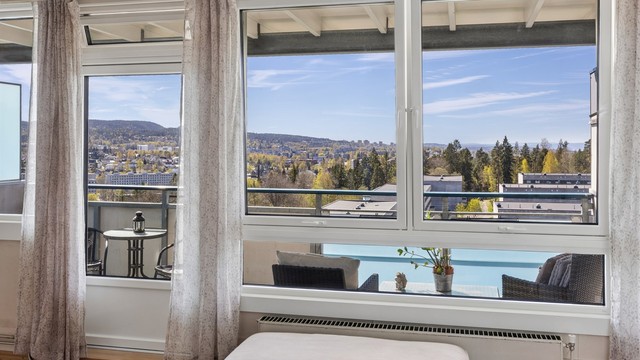 Fra stuevinduene ser du rett ut mot den innbydende balkongen og den åpne utsikten.