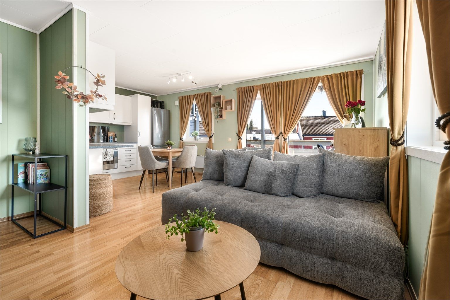 Den åpne løsningen skaper en god romfølelse, og parkettgulvet gir et helhetlig preg.