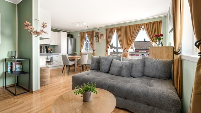 Den åpne løsningen skaper en god romfølelse, og parkettgulvet gir et helhetlig preg.