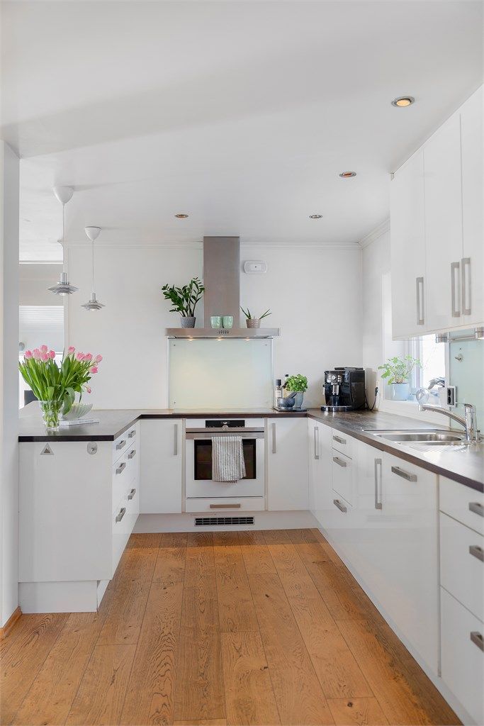 Flere av hvitevarene er av nyere dato, inkludert komfyr og oppvaskmaskin fra 2020.