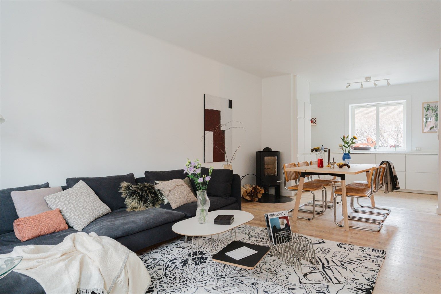 Den generøse takhøyden på opptil 2,57 meter gir en luftig atmosfære i stuen.