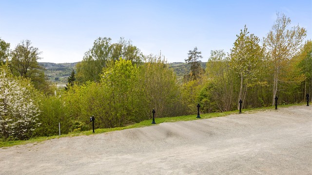 Medfølgende fast utvendig parkeringsplass, med ladeboks til el-bil.