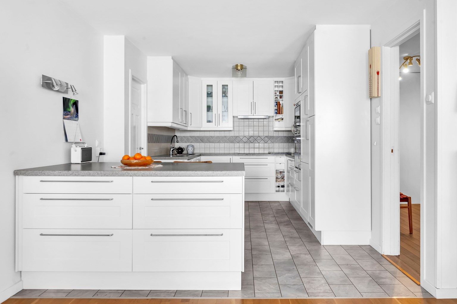 Kjøkkenet er fra 2007, hvor innredningen er med profilerte fronter, benkeplate av laminat og nedfelt oppvaskkum med ett-greps kjøkkenarmatur.