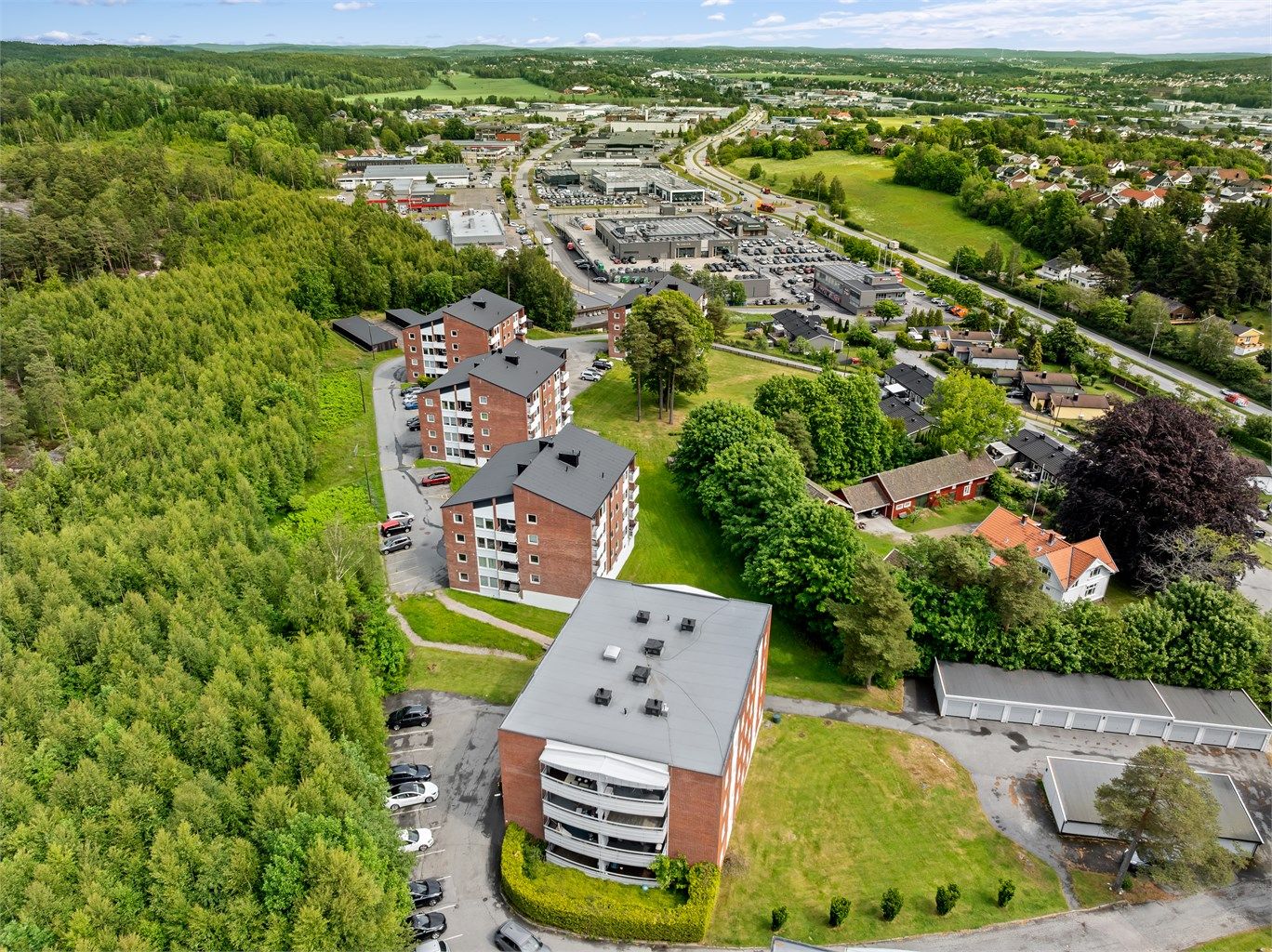 I Høiendal 23 bor du oppriktig tilbaketrukket, helt inntil markagrensen.