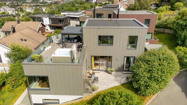 Arkitekttegnet bolig fra 2020 med plettfri, påkostet standard.