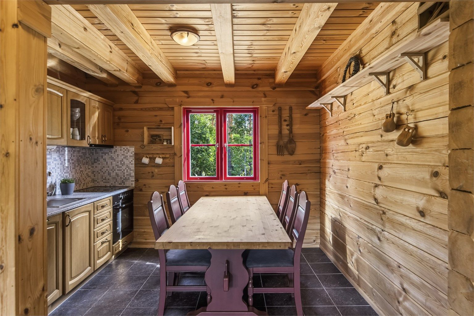 Spiseplassen er naturlig integrert i kjøkkenområdet.