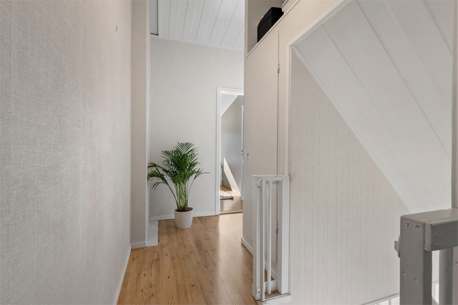 Det er et lite kott i gangen for ekstra oppbevaringsplass.