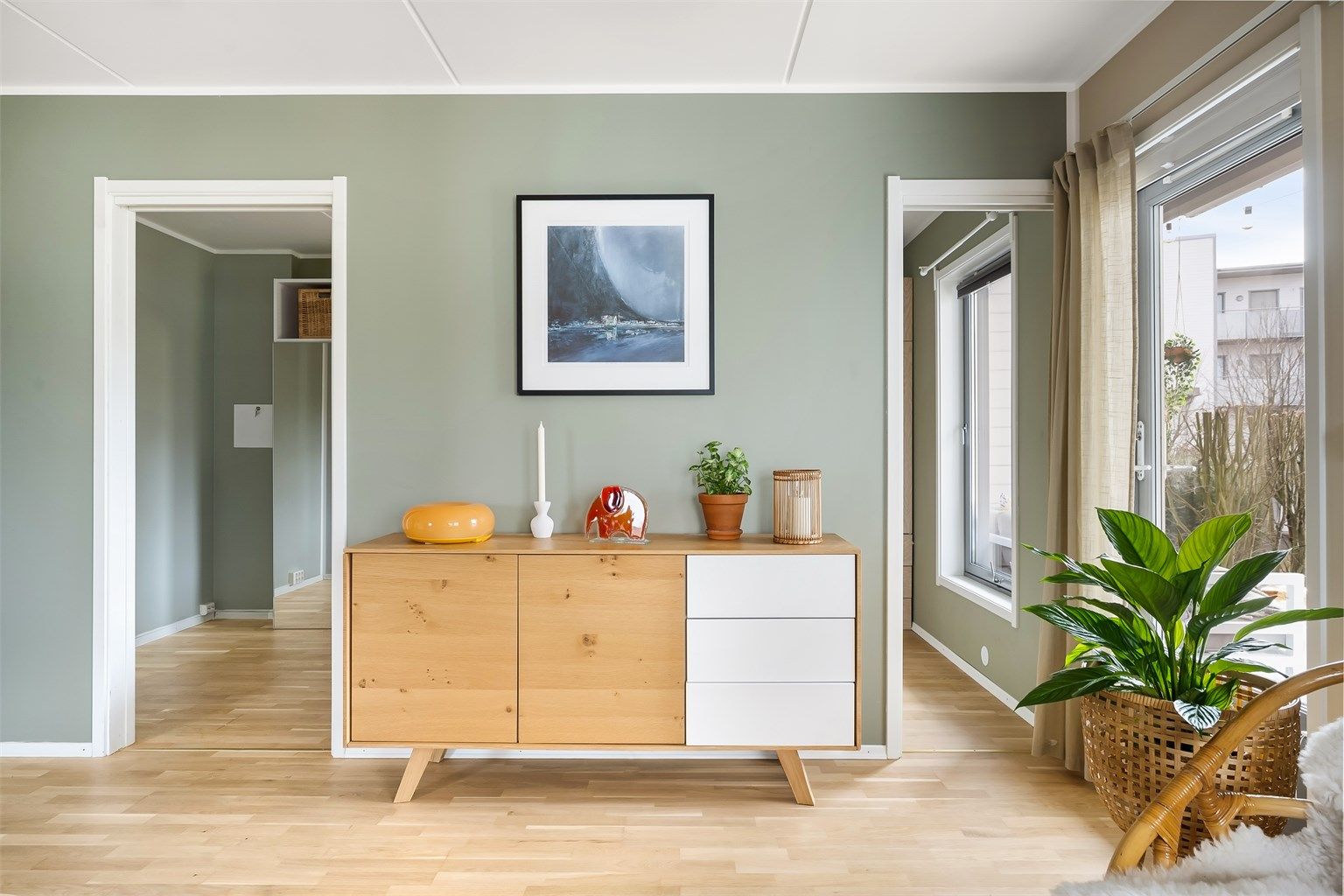 Gjennomgående parkett i alle oppholdsrom skaper en helhetlig og varm følelse i boligen.