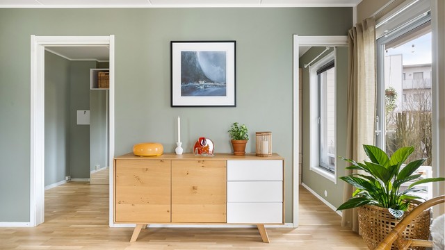 Gjennomgående parkett i alle oppholdsrom skaper en helhetlig og varm følelse i boligen.