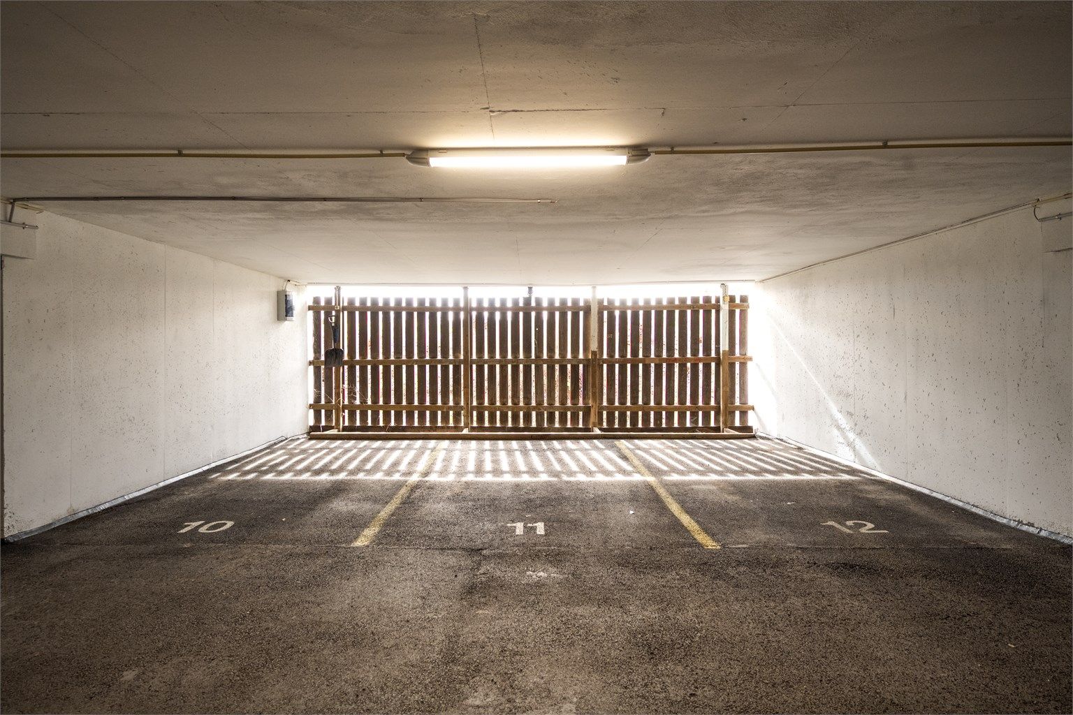 Leiligheten disponerer én biloppstillingsplass (nr. 10) i felles parkeringskjeller, med varig bruksrett. Sameiet har etablert infrastruktur for elbillading.