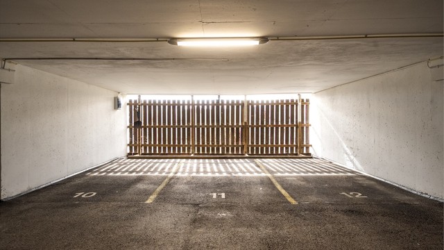 Leiligheten disponerer én biloppstillingsplass (nr. 10) i felles parkeringskjeller, med varig bruksrett. Sameiet har etablert infrastruktur for elbillading.