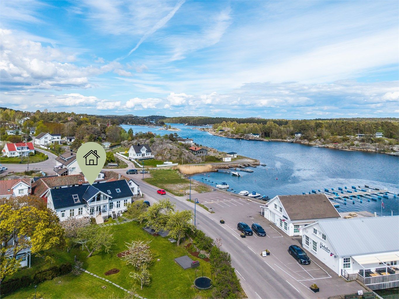 Sjønær eiendom med en flott beliggenhet "midt i smørøyet"  i Røssesundet.