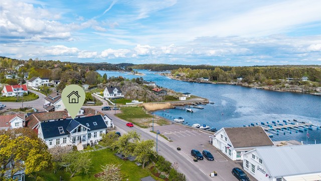 Sjønær eiendom med en flott beliggenhet "midt i smørøyet" i Røssesundet.