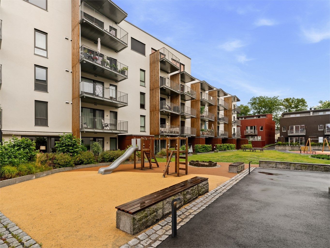 Beliggenhet ut mot fredelig og pent opparbeidet atrium